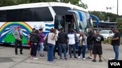 Un grupo de nicaragüenses cruza la frontera de Costa Rica con destino a Managua el 24 de diciembre de 2024. Foto: VOA