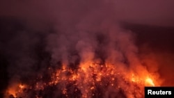 Wilayah hutan Amazon yang terbakar di area Jalan Raya Trans-Amazonian BR230 di Labrea, Amazonas, Brasil, dalam doto yang diambil pada 4 September 2024. (Foto: Reuters/Bruno Kelly)