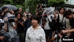 李卓人等三名曾在香港组织“六四”烛光纪念晚会的民主派活动人士被法院判定犯有煽动颠覆国家政权罪后，李卓人的妻子邓燕娥离开西九龙裁判法院。(2026年8月21日)