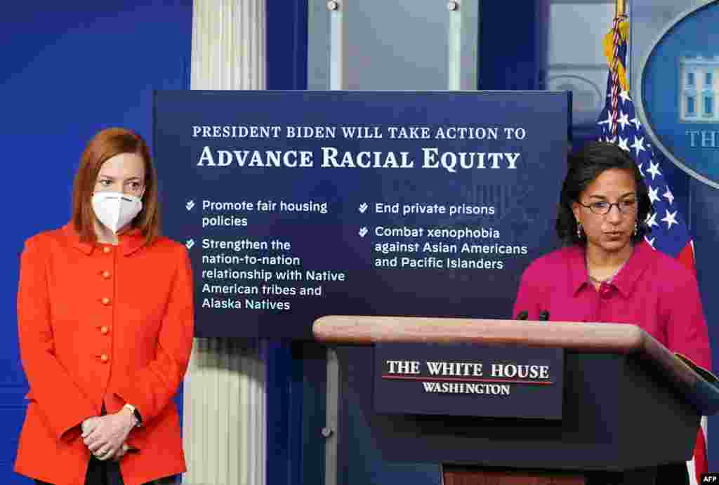 수잔 라이스 국내정책위원장(오른쪽)이 젠 사키 백악관 대변인이 배석한 가운데 인종평등 정책에 대해 브리핑하고 있다. 