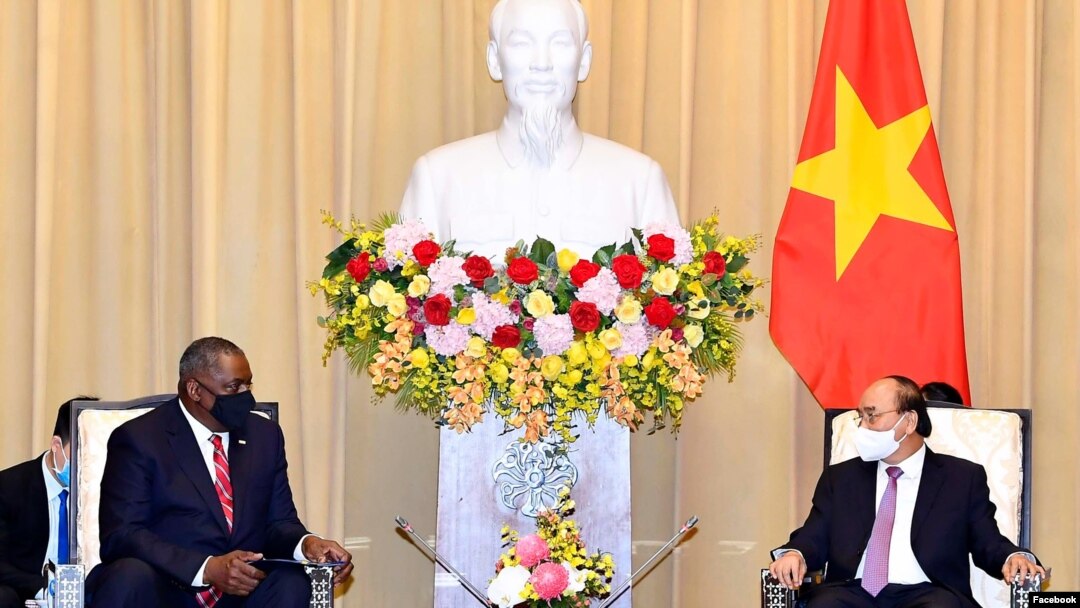 Menteri Pertahanan AS Lloyd Austin (kiri) di Hanoi, Vietnam, 29 Juli 2021. (Foto: US Embassy Hanoi)