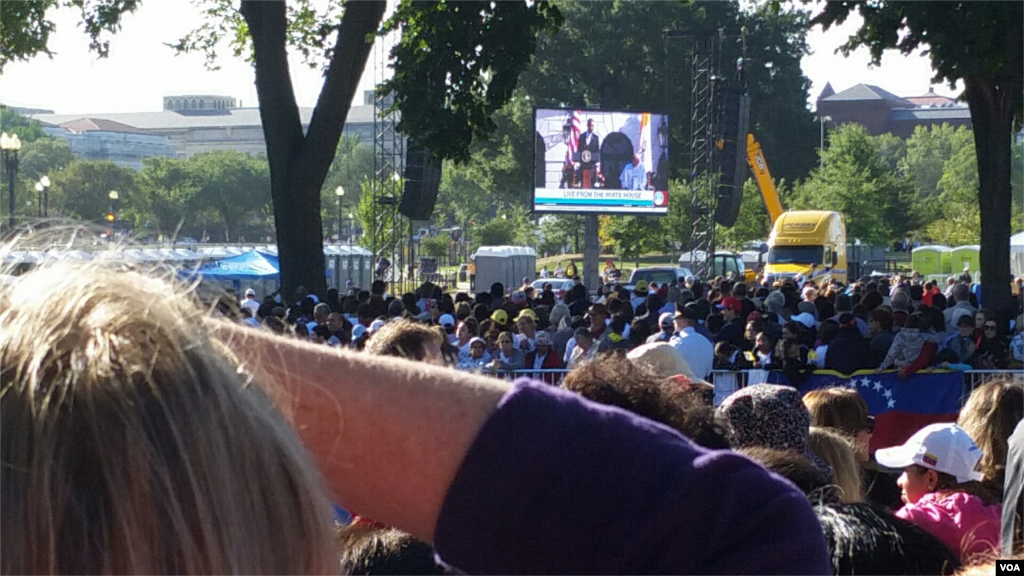 Crowds gather to watch the White House reception of Pope Francis, Sept. 23, 2015. (Richard Green/VOA)