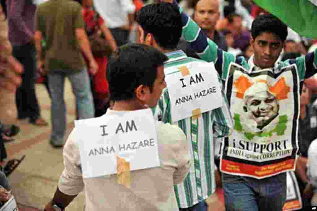 Supporters of Indian social activist Anna Hazare shout anti-government slogans and wave the Indian national flag during a protest in Hyderabad on August 17, 2011. (AFP)