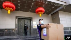 미국이 폐쇄 조치를 내린 휴스턴 주재 중국 총영사관에서 운송업체 직원이 상자를 가져 나오고 있다.