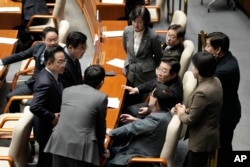 26일 한국 의회 본회의장에서 제1야당인 더불어민주당 이재명 대표와 의원들이 논의를 하고 있다.