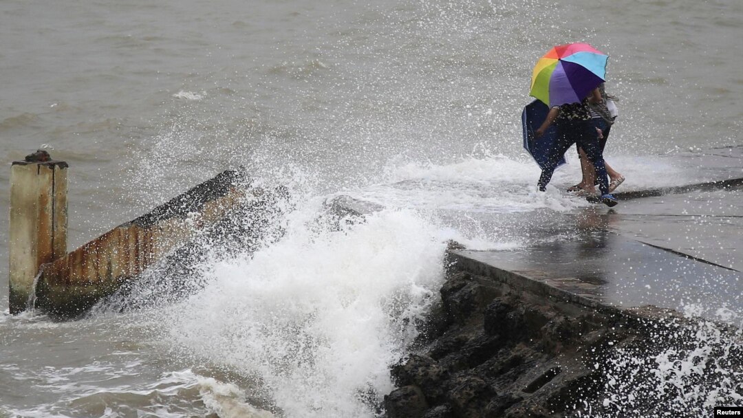 Gelombang laut akibat Topan Utor menghantam batas laut di Haikou, provinsi Hainan, China (14/8).