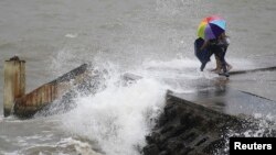 Gelombang laut akibat Topan Utor menghantam batas laut di Haikou, provinsi Hainan, China (14/8).