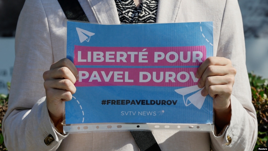 Una manifestante muestra un cartel que pide la libertad para Pavel Durov, fundador y director ejecutivo de la aplicación de mensajería Telegram, cerca de la embajada de Francia en Moscú, Rusia, el 25 de agosto de 2024.