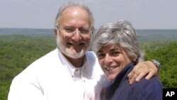 Los esposos Alan y Judy Gross en una foto de archivo de la pareja.