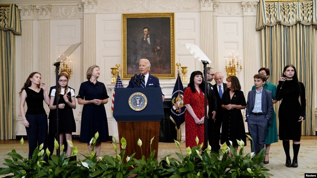 Sestra Paula Whelana, rođaci Alsu Kurmasheve, i rođaci Evana Gershkovich Mihail Gershkovicha, ,uz američkog predsjednika Joea Bidena dok on govori o oslobađanju Amerikanaca iz Rusije, Bijela kuće u Washingtonu, SAD, 1. avgusta 2024. REUTERS/Nathan Howard