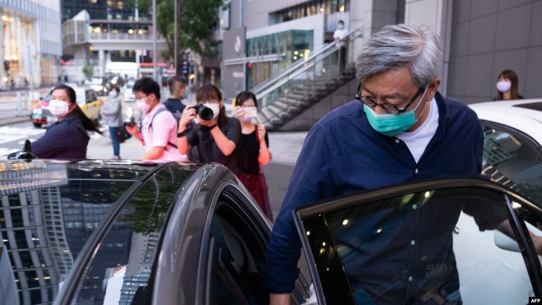 Fung Wai-kong, redaktur pelaksana dan kepala penulis opini untuk surat kabar pro-demokrasi yang ditutup, situs web berbahasa Inggris Apple Daily, yang menulis dengan nama pena Lo Fung, meninggalkan markas polisi di Hong Kong, 29 Juni 2021. 