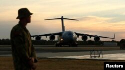 An Australian Air Force C-17 taxis at the RAAF Base Pearce near Perth, March 28, 2014. The C-17 delivered an Australian Navy SeaHawk helicopter which will be used in the search for Malaysian Airlines flight MH370 in the southern Indian Ocean. 