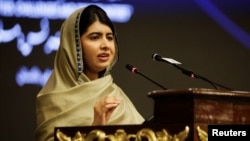 Peraih Nobel Malala Yousafzai berpidato dalam pertemuan puncak "Pendidikan Anak Perempuan di Komunitas Muslim: Tantangan dan Peluang" di Islamabad, Pakistan, 12 Januari 2025. (Foto: Reuters)