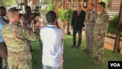 ນາຍພົນສະຕີເວັນ ທາວເຊີນ (ຂວາ) ຢືນຢູ່ກັບພວກເຈົ້າໜ້າທີ່ ສະຫະລັດ ທີ່ກອງປະຊຸມນັກຂ່າວ ທີ່ນະຄອນໂມກາດີສຊູ ປະເທດໂຊມາເລຍ. 