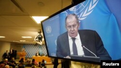 Menteri Luar Negeri Rusia Sergei Lavrov menghadiri konferensi pers setelah berpidato dalam Sidang Majelis Umum PBB ke-78 di New York, Sabtu, 23 September 2023. (Foto: Eduardo Munoz/Reuters)