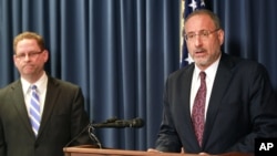 United States Attorney Andrew Luger, right, and FBI special agent Richard Thornton explain the criminal complaint charging six Minnesota men with terrorism at a news conference in Minneapolis, April 20, 2015.