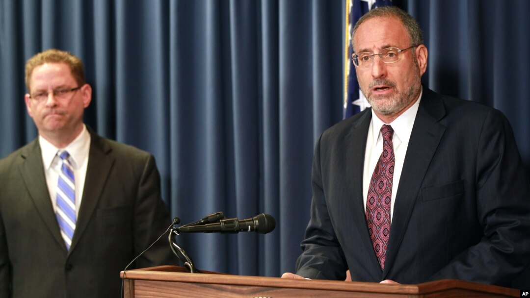 Jaksa AS Andrew Luger (kanan) dan agen FBI Richard Thornton menjelaskan dakwaan terhadap enam pria di Minnesota dalam konferensi pers di Minneapolis, Senin (20/4).
