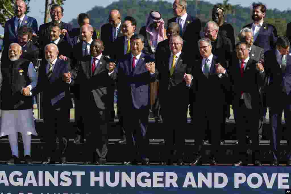 Los líderes del G20 posan para una foto grupal en la Cumbre del G20 en Río de Janeiro, el lunes 18 de noviembre de 2024.