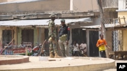 Pasukan keamanan Nigeria berjaga di dekat lokasi ledakan di sebuah pasar, Maiduguri, Nigeria, 7 Maret 2015 (Foto: dok). 