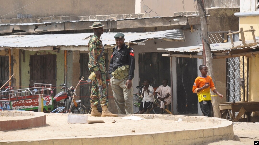 Pasukan keamanan Nigeria melakukan pemeriksaan di Maiduguri (foto: dok). Dua wartawan Al-Jazeera ditahan pihak berwenang Nigeria dalam kamar hotel mereka di Maiduguri.