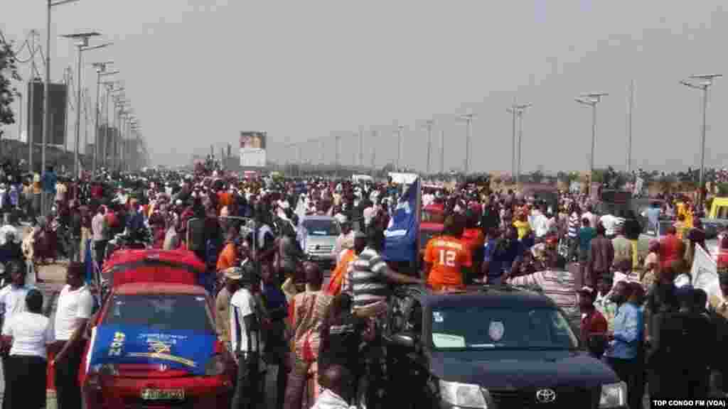 Les supporters d&#39;Etienne Tshisekedi présents en masse sur la route de l&#39;aéroport, Kinshasa, le 27 juillet 2016.(Top Congo)