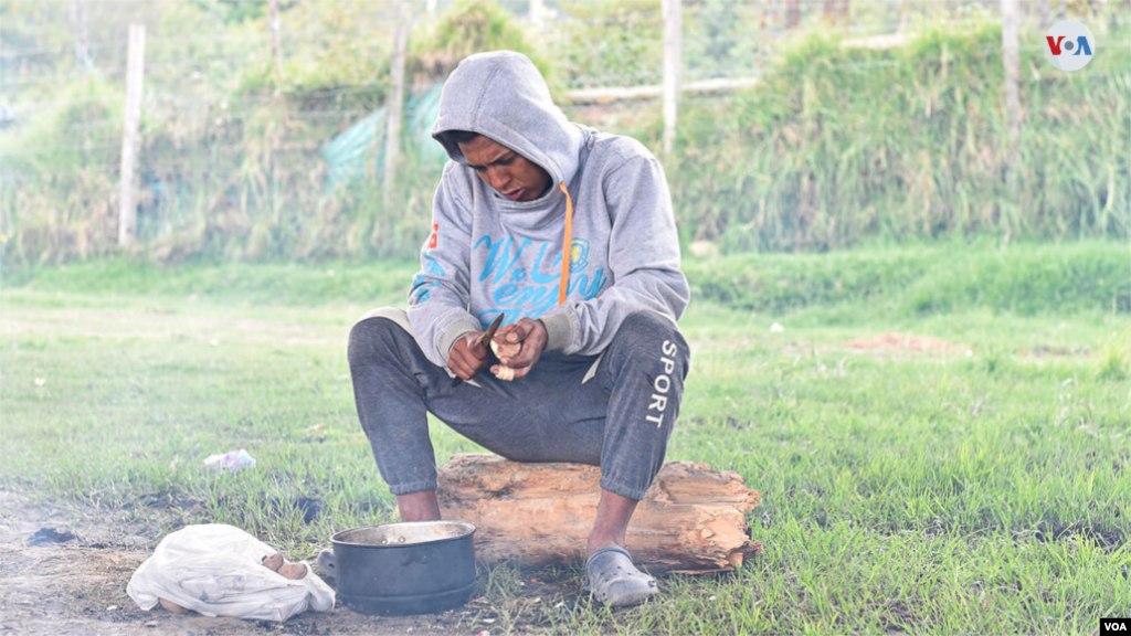 Un joven pelaba viandas para preparar la comida del día. [Foto: Diego Huertas]