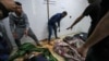 Los cuerpos de las personas muertas en el bombardeo israelí de la Franja de Gaza son trasladados al Hospital al Aqsa en Deir al Balah, Franja de Gaza, el martes 9 de abril de 2024.