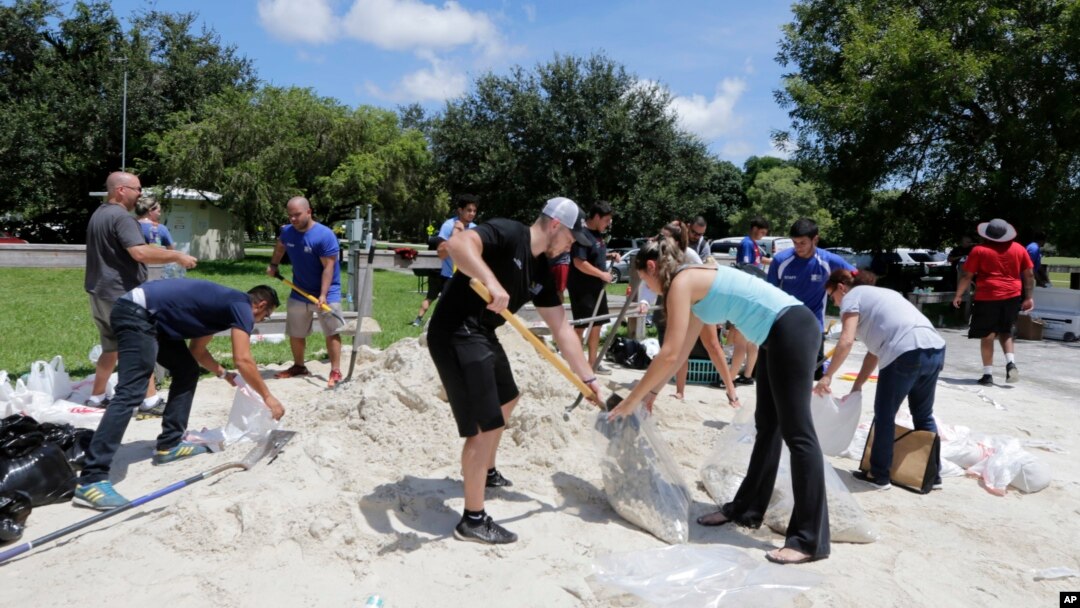 Warga di kota Miami, Florida, AS bersiap-siap menghadapi ancaman banjir akibat badai Irma, Kamis (7/9). 