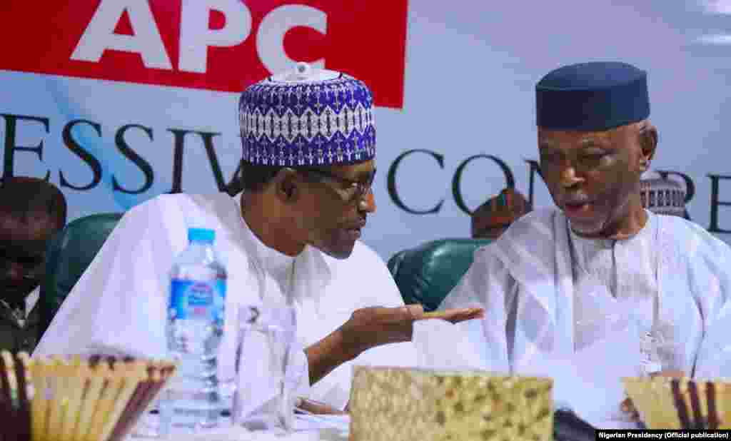 Shugaba Buhari (Hagu) a lokacin da suke tattaunawa da shugaban jam&#39;iyyar APC, John Oyegun (Dama) a taron Shugabannin jam&rsquo;iyyar ta APC&nbsp;