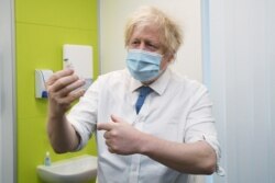 ARCHIVO - El primer ministro británico Boris Johnson en una visita a un centro de vacunación en Londres. Febrero 15 de 2021.