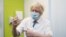 El primer ministro británico, Boris Johnson, durante una visita a un centro de vacunación en el sureste de Londres, el 15 de febrero de 2021.