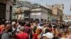 Pengunjuk rasa anti pemerintah melakukan aksinya di ibu kota Kuba, Havana, pada 11 Juli 2021. (Foto: AP/Ismael Francisco)