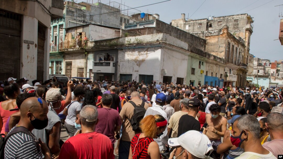 La imagen muestra a una multitud de manifestantes que protestaron contra el gobierno de Cuba en La Habana, el 11 de julio de 2021.