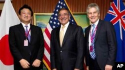 Menhan AS, Leon Panetta (tengah) berpose bersama Wakil Menhan Jepang, Shu Watanabe (kiri) dan Menhan Australia Stephen Smith di KTT Keamanan Asia di Singapura (2/6) 