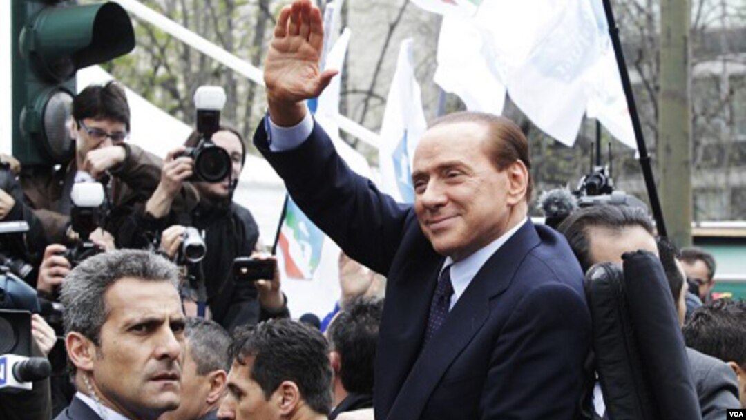 Perdana Menteri Italia Silvio Berlusconi melambaikan tangan ketika meninggalkan pengadilan di Milan setelah sidang pra-peradilan (28/3).