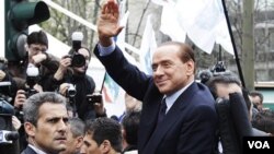 Perdana Menteri Italia Silvio Berlusconi melambaikan tangan ketika meninggalkan pengadilan di Milan setelah sidang pra-peradilan (28/3).