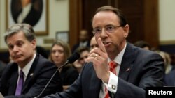 El fiscal general adjunto Rod Rosenstein anunció cargos contra 12 oficiales de inteligencia rusos por pirateo cibernético en las elecciones de 2016.