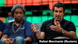 Luis Figo et Ronaldinho au Web Summit le 8 novembre 2016.