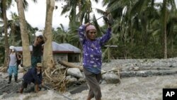 ဖိလစ်ပိုင်မုန်တိုင်းကြောင့် ရေလွှမ်းမိုးခံရတဲ့ဒေသမှ ပြည်သူများကို ကယ်ထုတ်နေစဉ်။