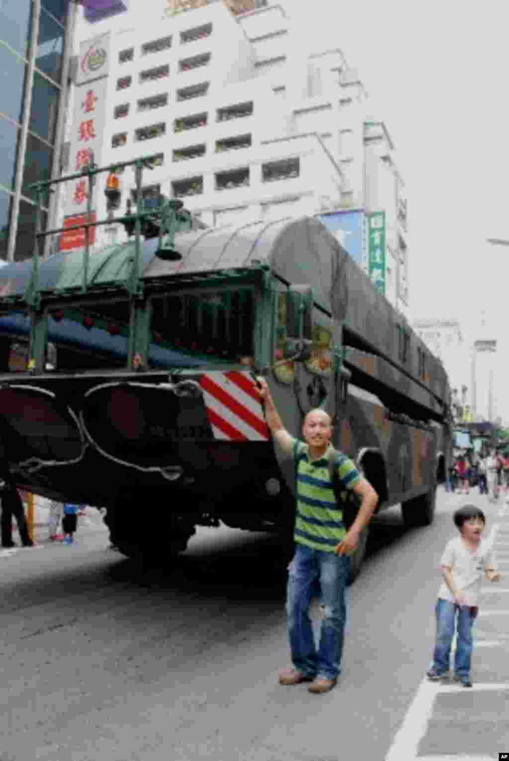參與國防展演後的軍車停泊在台北市街頭，讓民眾近距離拍照留念