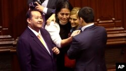 Legisladores peruanos celebran el resultado de la votación en contra de la destitución del presidente Pedro Pablo Kuczynski en Lima.