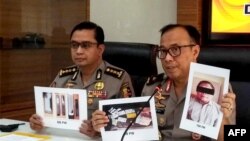 Foto-foto Para Wijayanto dan berbagai barang yang disita polisi diperlihatkan kepada media dalam konferensi pers di Jakarta, saat Wijayanto bersama istrinya ditangkap Densus 88 di sebuah hotel di Bekasi, 1 Juli 2019. (Foto: dok).