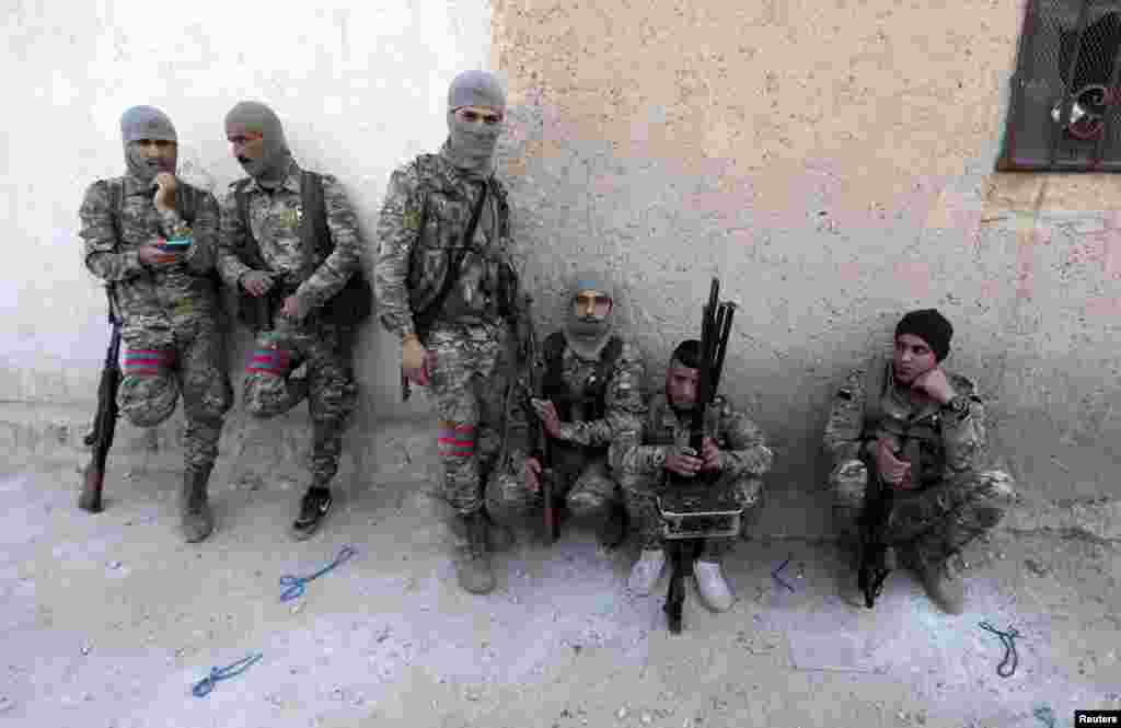 Suriya - Türkiyənin dəstəklədiyi Suriya üsyançı dəstəsi sərhəd Yabisa kəndində &nbsp;