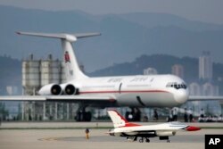 Pesawat komersial Air Koryo di Bandara Kalma, Wonsan, Korea Utara. (Foto: AP)