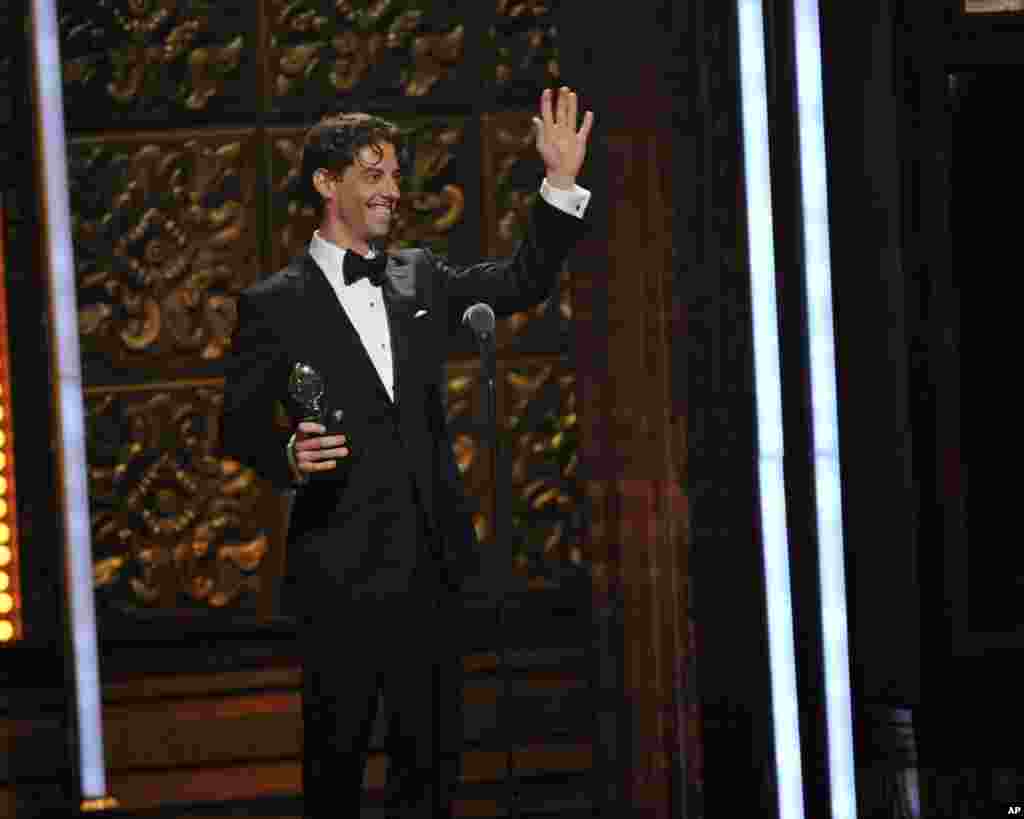 Christian Borle acepta el premio al mejor actor por su participaci&oacute;n en &ldquo;Pedro y&nbsp; el caza estrellas&rdquo;.