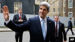 Menteri Luar Negeri AS John Kerry di London dalam kunjungan luar negeri pertamanya sebagai menlu. (AP/Kirsty Wigglesworth)