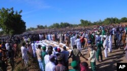 Masyakat menghadiri pemakaman korbanyang dibunuh oleh tersangka militan Boko Haram di Zaabarmar, Nigeria, Minggu, 29 November 2020. (Foto: AP)