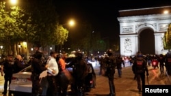 La policía detiene a varios jóvenes en la quinta noche de protestas en París el 2 de julio de 2023.