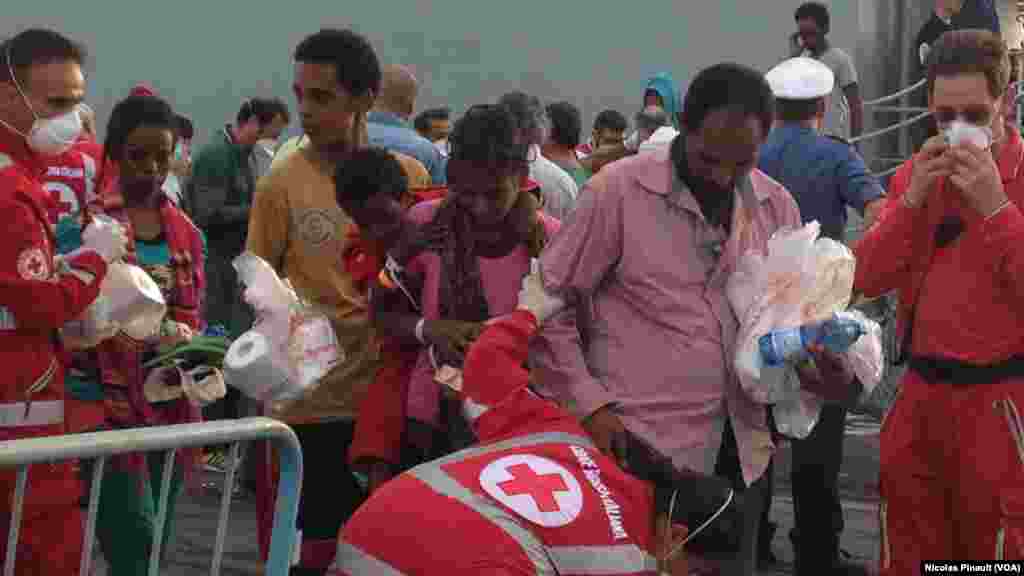 Bakin hauren da maaikatan kungiyar Red Cross suka kula dasu a Catania, Sicily.