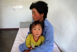 유니세프의 지원을 받는 함흥의 한 병원에서 북한 모녀가 진료를 기다리고 있다. (자료사진)